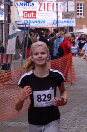 Linda Terwey läuft locker in die zweite Runde auf ihrem 5km Rundkurs.