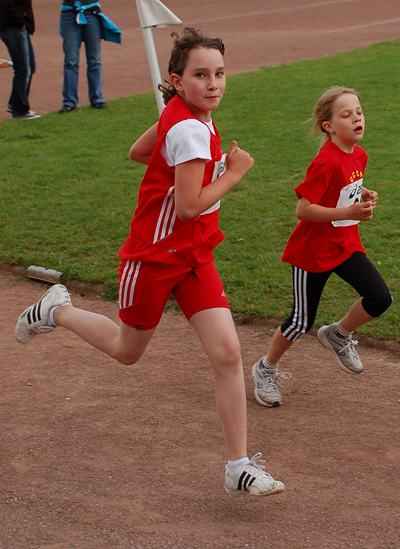 ...auch Carina schaut zum Vögelchen