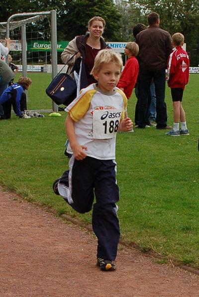 Jannik Riemer dreht seine Runden von der Mama angefeuert