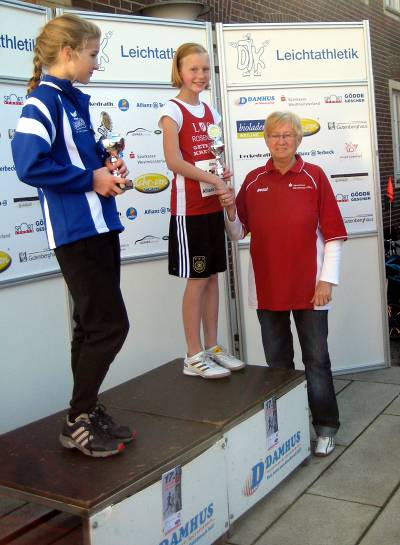 Allgemeine Zeitung -pb- Rosendahl. Gratulation und Pokal für Anna Uhlig. Die zehnjährige Athletin der LG Rosendahl lief beim 17. Coesfelder Citylauf über die 1000 Meter-Distanz als Drittbeste von insgesamt 29 Läuferinnen ihres Jahrganges durchs Ziel.