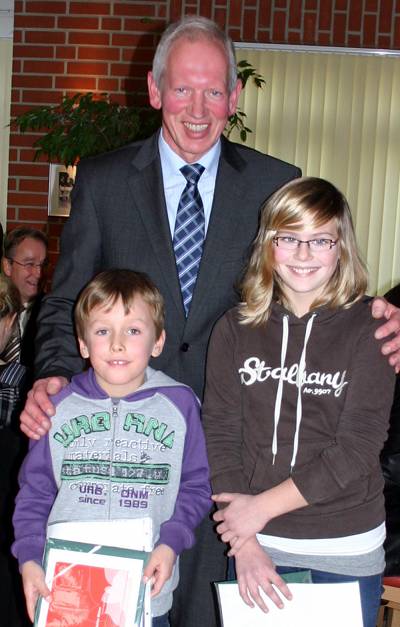 Mit dem Ehrenpreis der Gemeinde Rosendahl für die beste weibliche und beste männliche Leistung zeichnete Bürgermeister Franz-Josef Niehues Leon Patte und Ricarda Hemsing aus.
