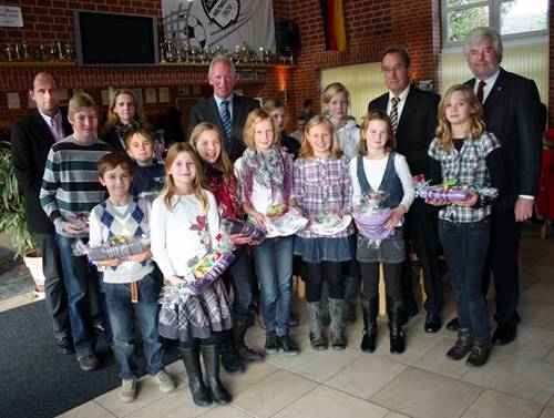 Mit kleinen Präsenten wurde der LG-Nachwuchs ausgezeichnet. Zu den Gratulanten gehörten die Vertretern der LG-Stammvereine Thomas Fedder (Schwarz-Weiß Holtwick, links) rechts), Catrin Teuber (Westfalia Osterwick), Bürgermeister Franz-Josef Niehues, (Bildmitte), Herbert Kortüm (Turo Darfeld) und LG-Vorsitzenden Hubertus Söller (rechts) Mit kleinen Präsenten wurde der LG-Nachwuchs ausgezeichnet. Zu den Gratulanten gehörten die Vertretern der LG-Stammvereine Thomas Fedder (Schwarz-Weiß Holtwick, links) rechts), Catrin Teuber (Westfalia Osterwick), Bürgermeister Franz-Josef Niehues, (Bildmitte), Herbert Kortüm (Turo Darfeld) und LG-Vorsitzenden Hubertus Söller (rechts)