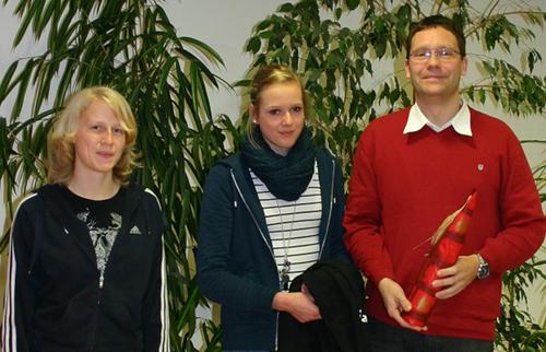 Beim Kreisleichtathletiktag 2010 wurde für Nadine Thiemann (Bildmitte) aufgrund ihrer Hochsprungleistung von 1,64 Meter ausgezeichnet. Ihr Trainer Ingo Röschenkemper erhielt von Jugendwartin Lisa Storck ebenfalls ein Präsent.