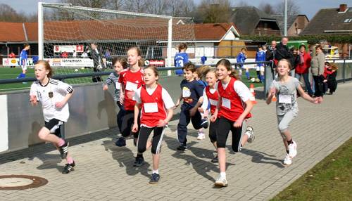 Im Sprinttempo düsten die Schülerinnen und Schüler nach dem Start über 1500 Meter aus dem stadion. Im Sprinttempo düsten die Schülerinnen und Schüler nach dem Start über 1500 Meter aus dem stadion.