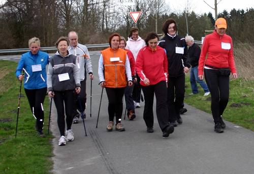 Weniger als 56 Minuten benötigte die Walkergruppe für den Rundkurs um Schloss Darfeld. Weniger als 56 Minuten benötigte die Walkergruppe für den Rundkurs um Schloss Darfeld.
