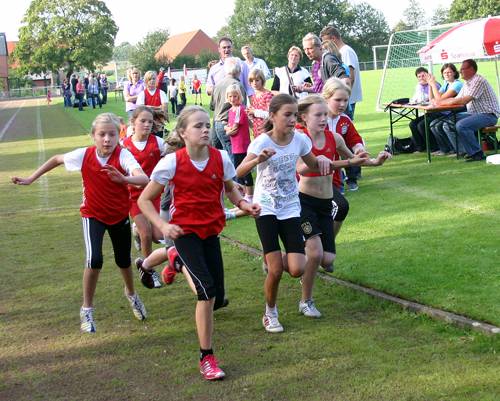Kampf um die beste Position nach dem Start über 800 Meter der Schülerinnen W 10. Am Ende siegte Anna Uhlig, Turo Darfeld (2.v.re.). Kampf um die beste Position nach dem Start über 800 Meter der Schülerinnen W 10. Am Ende siegte Anna Uhlig, Turo Darfeld (2.v.re.).