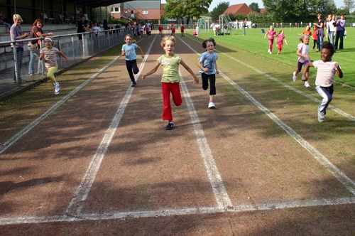 Kurz vor dem Ziel riskierte Sarah Busiah, Schwarz-Weiß Holtwick, auf Bahn zwei einen Blick nach rechts zu Antonia Lösing auf Bahn Vier und freute sich bereits über ihren Sieg im 50-Meter-Endlau der Schülerinnen W 7. Kurz vor dem Ziel riskierte Sarah Busiah, Schwarz-Weiß Holtwick, auf Bahn zwei einen Blick nach rechts zu Antonia Lösing auf Bahn Vier und freute sich bereits über ihren Sieg im 50-Meter-Endlau der Schülerinnen W 7.