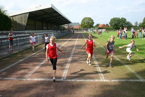 Larissa Boom (Westfalia Osterwick, 3.v.li.) war die schnellste Sprinterin im 50-Meter-Finale der Schülerinnen W 9. Larissa Boom (Westfalia Osterwick, 3.v.li.) war die schnellste Sprinterin im 50-Meter-Finale der Schülerinnen W 9.