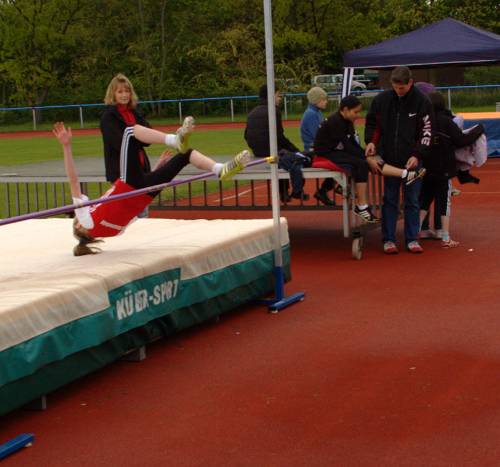 Einen schönen Bogen springt Carla beim Hochsprung. Leider passt der Anlauf zum Absprung noch zu selten. Trotzdem sprang auch für Carla eine neue Bestleistung mit 1,12m heraus.