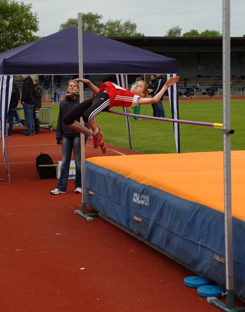 Immer noch die beste Sprungtechnik hat Henrike Weiser beim Sprung über 1,36m. Leider fehlt ihr im Moment noch ein wenig die Kraft für deutlich höhere Sprünge.