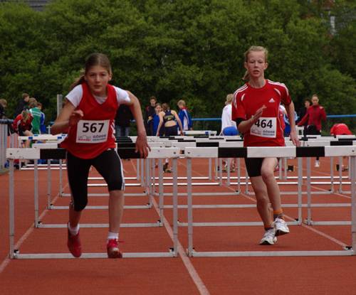 Henrike Weiser und Lilli Uhlig durchkämpften den Hürdenwald. 