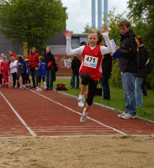 Der Anlauf und der Absprung klappen schon sehr gut beim Weitsprung. Nur die Landung hat Lariassa noch nicht beim Training gelernt. 