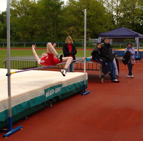 Maike Schulenkorf über 1,12m beim Hochsprung der W10. Bei jeder Höhe ab 96cm hat sich Maike Gedanken gemacht, dass sie es nicht schaffen wird... Trotzdem sprang sie neue persönliche Bestleistung über 1,12m