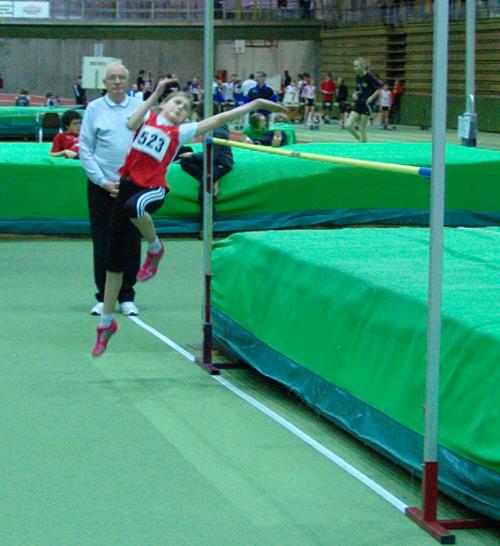Henrike konnte ihre guten Sprünge aus den Vorwochen bestätigen und sprang auf 'normalen' Boden 1,35m. 
