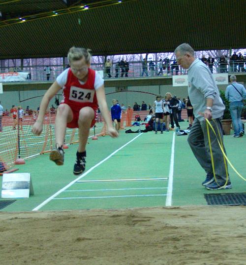 Auch mit neuen Spikes sprang Ricarda Hemsing zum ersten Mal über 4m und belegte mit 4,02m Platz 5.