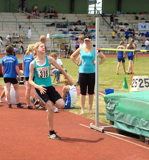 Absprung zum Rekordsprung. Mit 1,62m stellte Nadine einen neuen Rosendahler Rekord auf und gewann ihren zweiten Münsterlandtitel.