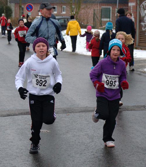 Larissa und Fenja dick verpackt im Gleichschritt zum Ziel.