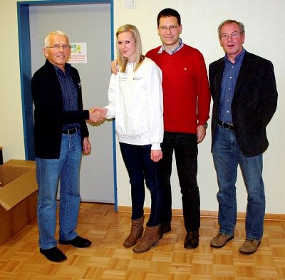 Beim Kreisleichtathletiktag 2011 wurde Nadine Thiemann für ihre herausragenden Leistungen in der Saison ausgezeichnet. Ihr Trainer Ingo Röschenkemper erhielt ebenfalls ein Präsent. Zu den Gratulanten gehörten die Kreisleichtathletikvorsitzenden Herbert Bühn( links) und Bernhard Bußmann (rechts). Foto:pb 
