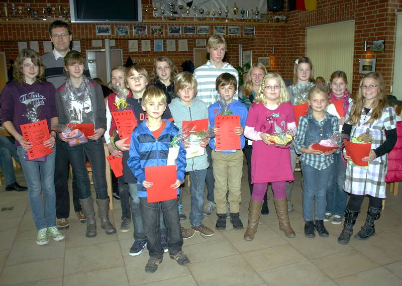 Mit Urkunden und kleinen Präsenten wurden die erfolgreichen Teilnehmer des Läufercups 2011 im Rahmen der LG-Feier ausgezeichnet. 