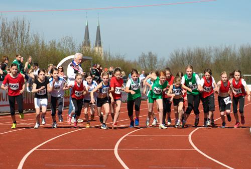 Angelina Paus (406), Carla Weiser (404), Sophie Volmer (405), Anna Uhlig (386) und Maike Schulenkorf (397) stürmen beim Start der W10 nach vorne. Anna lief ein taktisch kluges Rennen auf Platz zwei bis 180m vor dem Ziel. Dann sprintete sie allen auf und davon zur neuen persönlichen Bestleistung.