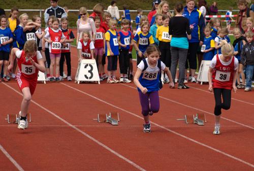 Alina Riermann (35) und Fenja Telger (39) beim Start über 50m.