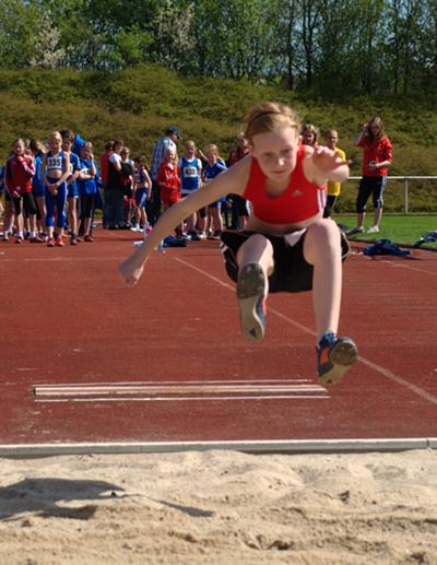 Anna Uhlig steigert ihre Weitsprungbestleistung um 30cm auf 3,96m.