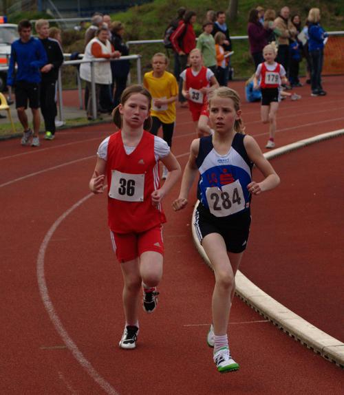 Jana Riermann 300m vor ihrem Ziel im 800m Lauf. Mit 3:13,95 min verbesserte sie ihren alten Rekord aus der Vorwoche um 10 Sekunden. 