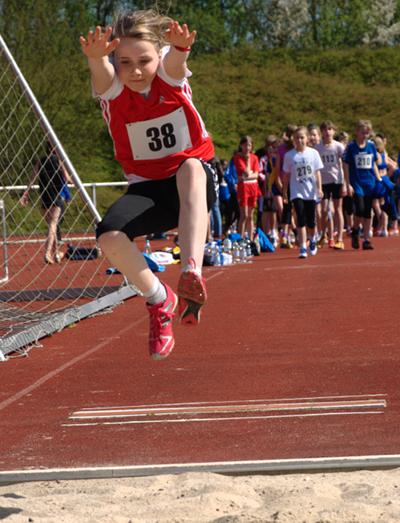 Auch Maike Schulenkorf konnte ihre Weitsprungbestleistung vom vergangenen Jahr um 30cm steigern auf 3,68m.