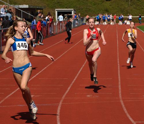 Die Anstrengungen beim Sprinttraining der letzten Wochen haben sich ausgezahlt. Mit 13,49 sek. erreichte Nadine Thiemann den zweiten Platz in der Altersklasse W14. So konnte sie den letztjährigen Abstand auf Theresa Hillmann von 1 Sekunde auf unter 7 Zehntel drücken. 