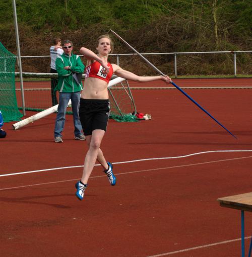 Auch mit dem neuen 600 Gramm Speer macht Nadine eine gute Figur und gewinnt mit 28,30m ihre Altersklasse. 30m als A-Norm für die Westfälischen sollten so auch bald möglich sein.