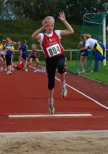 Fenja Telger beim Weitsprung. Mit neuer persönlicher Bestleistung von 3,17m sprang sie auf Platz 8. Im 50m Sprint konnte das Zielgericht leider kein Bild von ihr auf Bahn zwei finden. 