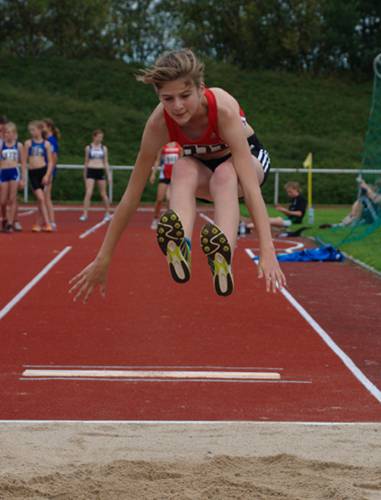 Das wochenlange Training zahlt sich für Henrike nun aus. Sie verbesserte ihre Weitsprungbestleistung auf 4,66m und gewann damit die Bronzemedaillle.