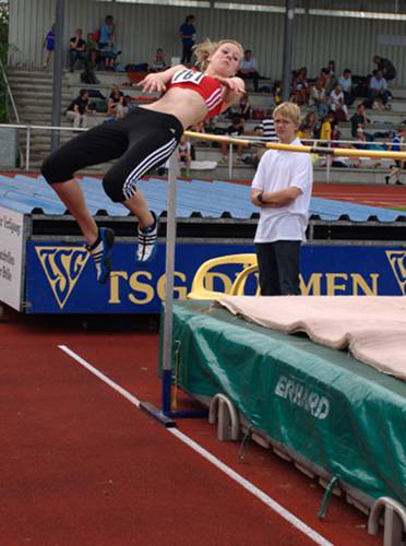 Nadine Thiemann beim Sprung über 1,59m. Nach einigen 'Fehlschlägen=' läuft jetzt der Hochsprunganlauf wieder rund. Im Kugelstoßen verbesserte sich Nadine auf gute 9,77m