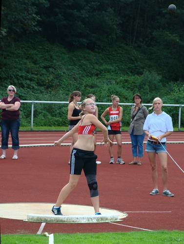 Richtig gut lief es beim Kugelstoßen für Ricarda. Im Sechsten Versuch stieß sie die Kugel auf die neue Bestleistung von 7,99m.