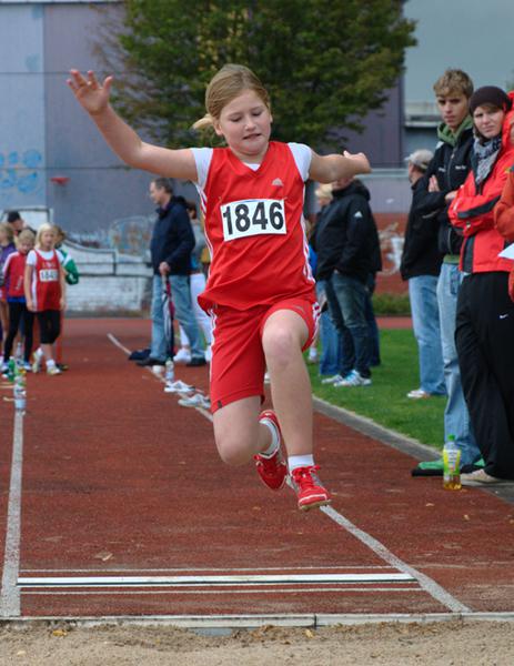 Alina Riermann wurde 23. im Weitsprung der W9 mit 2,77m.