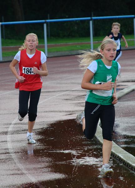 Platz sechs für Larissa Boom auf der nassen Bahn im 800m Lauf.