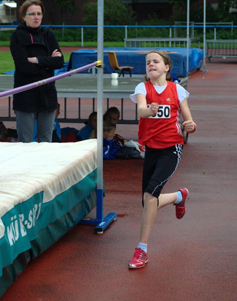 Auch Maike Schulenkorf gewann die Kreismeisterschaft im Hochsprung mit neuer Bestleistung von 1,29m.