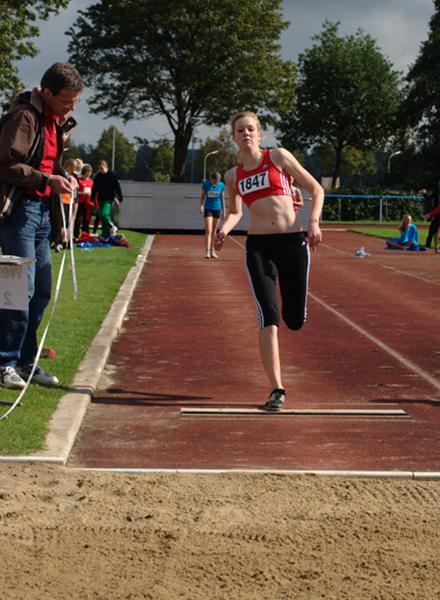 Endlich wieder rund läuft der Weitsprunganlauf von Nadine Thiemann. Mit 4,80m gewann sie die Silbermedaille. Zuvor gewann sie schon mit deutlichen Abstand den Speerwurf mit 29,50m. Auch im Kugelstoßen gewann sie die Silbermedaille. Der Hochsprung musste wegen Dauerregen auf den 01. Oktober verschoben werden.