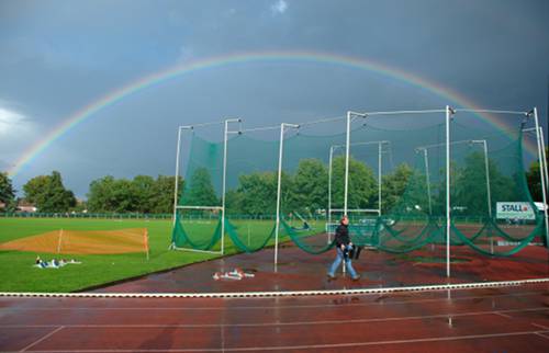 Ein Regenbogen kurz vor dem Start der W9 über 800m. 