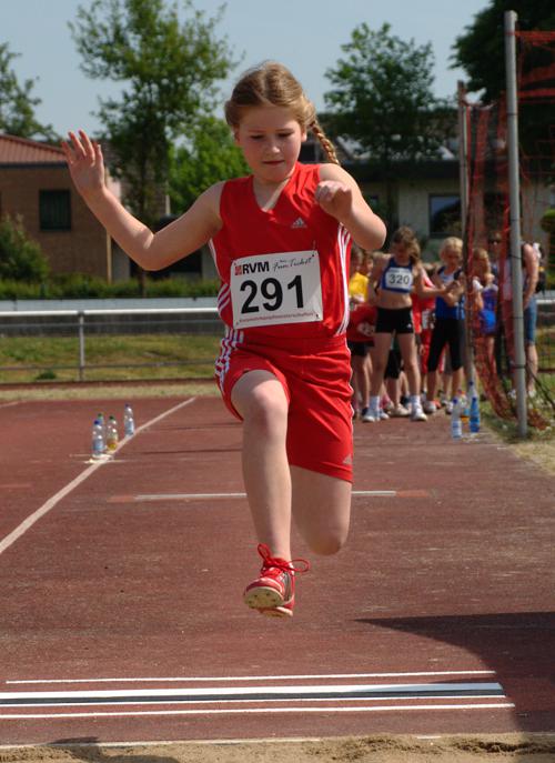 Alina Riermann springt 2,84m weit und belegt am Ende den 23. Platz bei den W9.