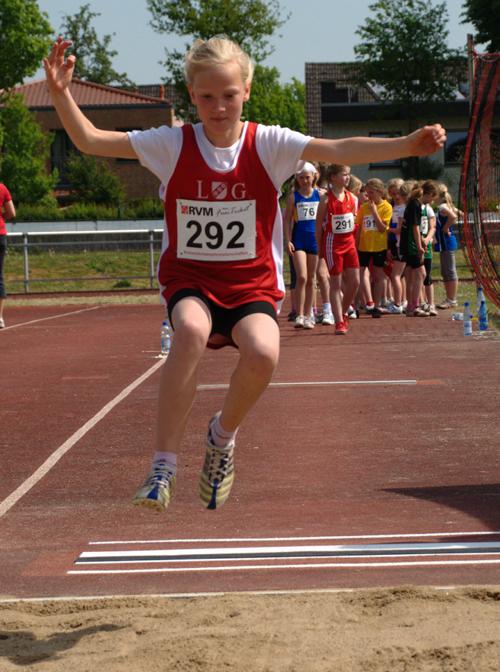 Fenja Telger beim Weitsprung. Fenja belegte im Dreikampf der W9 Platz 12.