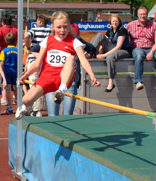 Genauso hoch wie Jana, aber ganz andere Technik. Larissa Boom beim Sprung über 1,08m. Am Ende sprangen beide 1,12m hoch.