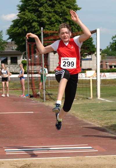 Laura Schulenkorf springt 4,04m weit. In der Endabrechnung liegt sie ein Platz hinter Henrike Weiser auf Platz 6 im Block Sprint-Sprung der W13.