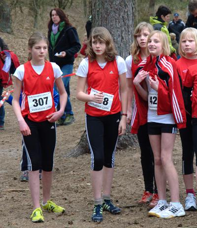 Henrike Weiser, Laura Schulenkorf, Marlin Schumacher und Kerstin Schulze Kalthoff warten auf ihren Start der Schülerinnen B.