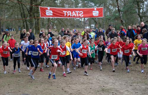 Anna Uhlig stürmt am Start der Schülerinnen C allen davon. Mit im Feld laufen Carla Weiser, Maike Schulenkorf, Sophie Volmer, Angelina Paus und Larissa Boom. In der Mannschaftswertung belegen sie Platz 5 und 10.