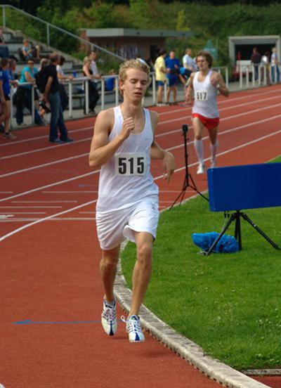 Zum ersten Mal auf der Tartanbahn über die Mittelstrecke startete Andrè Höink. Gegen die starken Läufer vom ESV Münster hatte er noch das Nachsehen. Aber mit 4:41,54 min lief er genau seine Vorgabe und erreichte Platz vier in der Männer Hauptklasse.