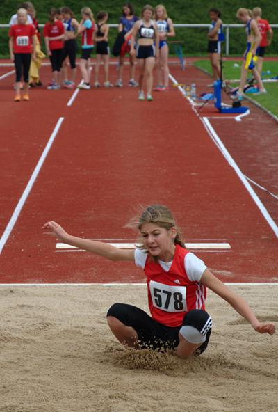 Henrike Weiser ist mit 4,53m persönliche Bestleistung gesprungen (und das trotz schmerzendem  Knie).