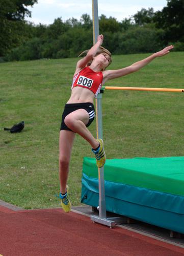 Henrike übertraf ihre alte Bestleistung von 1,46m um genau einen Zentimeter und gewann den Hochsprung der W13. An der nächsten Höhe von 1,50m scheiterte sie leider knapp.