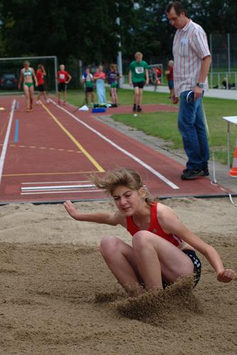 Mit 4,42m springt Henrike Weiser auf Platz drei der Schülerinnen W13.