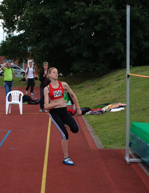 Nadine startete ihren Wettkampf mit einer Einstiegshöhe von 1,50m.  Sie gewann die Altersklasse W14 mit übersprungenen 1,62m. Beim Weitsprunganlauf klappte diesmal leider garnichts - Vier Fehlversuche und zwei durchgelaufene Sprünge reichten trotzdem für Platz Eins mit 4,39m ;-)